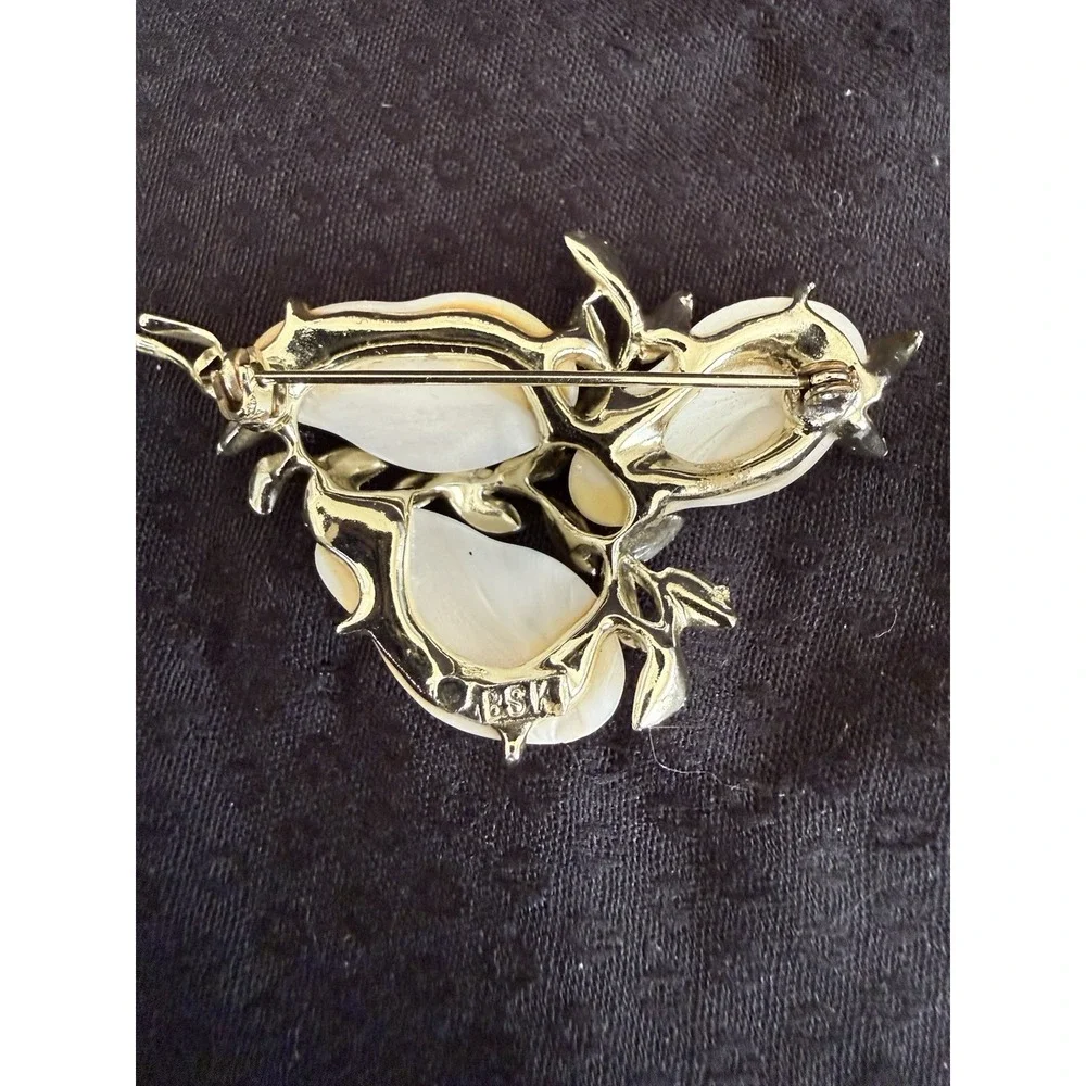BSK‎ Faux Baroque Pearl Leaf Brooch